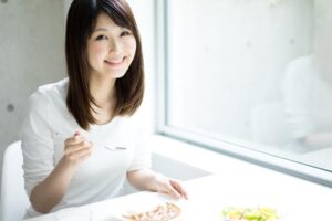 45岁后,预防骨质疏松症!7大危险因子、3饮食生活关键,让骨骼肌肉轻松应付老后