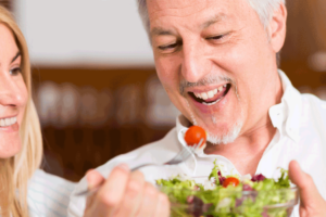 不只能瘦脸 还能防失智！正确咀嚼4个好处