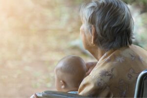 安宁医师的观察：从没想过，三岁孩子能与失智老人成为好友