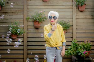 失智也能很快乐！百岁奶奶没驼背、不用拐杖，80岁还自己出国