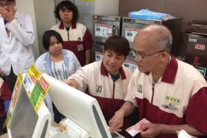 结帐、泡咖啡都OK!失智长辈变身超商店员