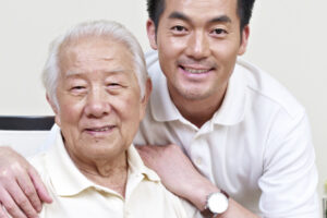 有照服员接失智爸爸回家、陪他聊天，我很放心！