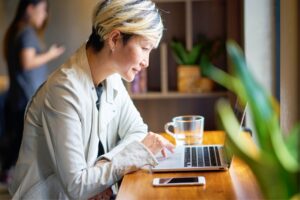 唤起长辈的“职人魂”,用尊严撕下“失智”的标签