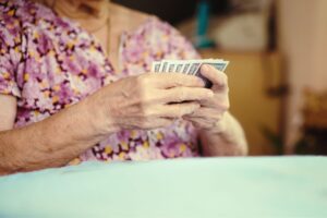 失智母买个菜,竟被骗签契约买房!儿求解约遭索赔钜额违约金…律师这样说