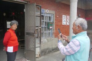 照顾失智妻子10年，阿公天天“拍照”担心她走失