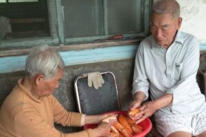 夫妻情深!带阿嬷晒玉米、养土鸡,阿公贴心照顾失智妻