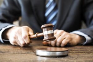 失智商人2个月被骗1亿！打官司多败诉 律师点出关键