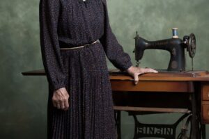 一针一线亲手缝制！96岁失智嬷穿上年轻自制洋装 笑拍沙龙照留念