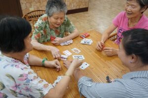 专题／失智长辈上学啰！讲故事、打扑克牌、玩叠叠乐…爷奶超爱日照中心