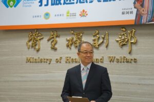 谁说失智就什么都不会？他们唱歌、画画，还能当主持人！