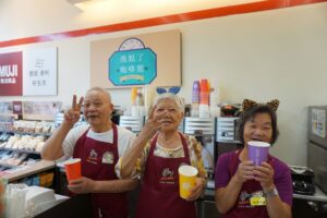失智阿公阿嬷超商泡咖啡　热情高喊“好喝再来！”