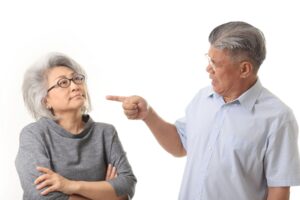 专题／不吃饭、不睡觉，还把内裤穿在外面…失智照顾7大状况，医师解答！