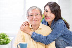 她回乡工作陪失智老父,什么都不辛苦却被“洗澡备餐”难倒!学放手放宽心,日子就更好