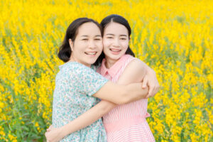 妈妈最爱追着花季跑,却被失智症困在家!女儿不妥协帮她找回微笑、生命再次神采飞扬