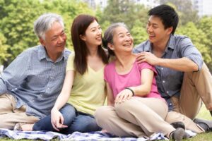 活力爸爸失智了，如常生活变奢求？女儿帮找“新同学”陪看篮球搭公车，重新找回笑容