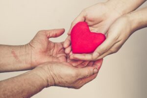 家有失智症亲人,也能有尊严活着!9个日常照顾方法,降低依赖性、找回生活品质