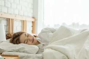 睡不饱脑袋就变钝,还可能提早失智!每天这样睡、阿兹海默症风险降低至20%