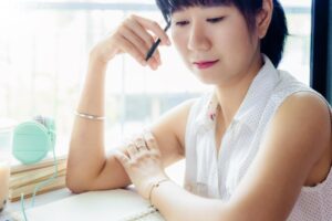 忘东忘西就是失智症前兆?医师:老化健忘、阿兹海默症这样区分