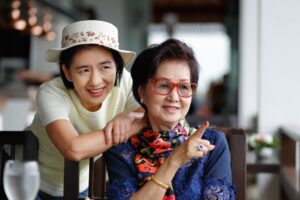 当父母老去，我们也在经历“失去”，放下对完美的期待，父母也能尽情做自己