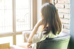 个性孤僻、爱批评人,她48岁确诊失智 “这些”行为,恐是早发型失智症症状