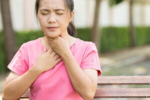 胸闷、喘不过气，原来是甲状腺结节惹祸　医师：颈部出现肿块应就医