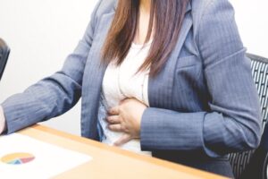 改善胃食道逆流不舒服症状！医师8招缓解压力、胀气、打嗝