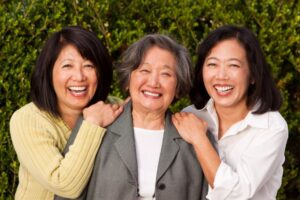 50岁后一个人很好,一群人更棒!老后的最佳支援,就是身边有人帮助你,彼此关心、互相照顾