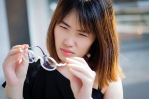 视力减退，看东西好模糊？50岁后易“白内障”，出现4症状快找眼科医师检查