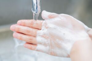 新冠肺炎》清洁用“酒精性干洗手”和“肥皂”哪种洗手较干净?专家一句话教你分辨最强抗菌、防病毒法
