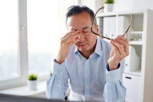 50多岁眼压正常，却得青光眼　医师：初期没症状、严重会失明，6种人提高警觉