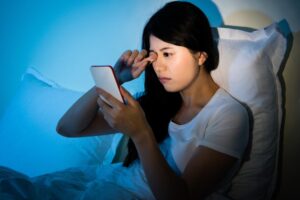 爱用手机追剧,酿眼球玻璃体剥离 医师:出现“这些”症状,是眼睛退化警讯