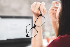 他肺炎住院，结果竟是右眼角膜穿孔！没有医师处方千万别乱点类固醇眼药水…恐感染、白内障、青光眼