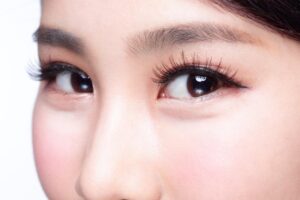 眼睛红红的,是中风前兆?预防微血管破裂,多吃2类食物护眼、这些事不要做