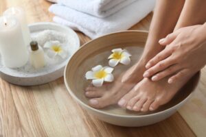 长期失眠、睡不好怎么办？中药足浴提高睡眠品质、改善手脚冰冷