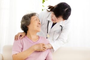 头晕症状是低血压、心律不整、脑中风还是梅尼尔氏症？该看哪一科，要做心电图？专家立马告诉你