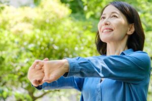 光补钙不够!做对3件事防骨松,医师:维生素D也不可少,5食物吃得到