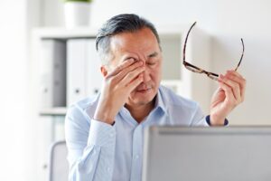 突然出现飞蚊症,当心是“视网膜剥离” 医师:5种人是高危险群