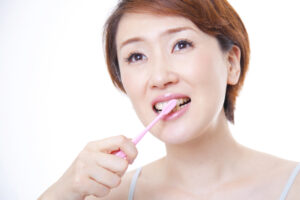 刷牙常流血，不到老年就掉牙？医师：出现6症状，当心是牙周病找上门