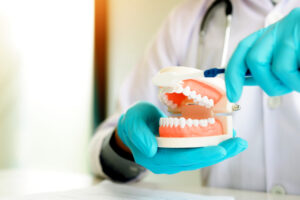 固定式vs.活动式假牙如何选?完整解析牙齿问题:这样选“清洁保养”更干净