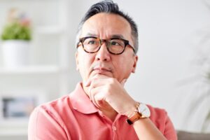 50岁后容易“黄斑部病变”，是常见失明原因　医师：视力出现1症状应就医