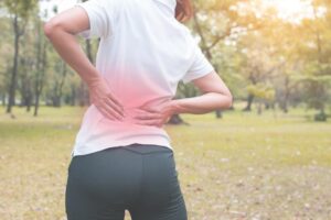 停经后腰酸背痛,原来是骨松!医师:这4个症状是骨质流失警讯