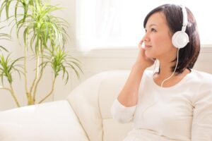 讲话愈来愈大声,耳膜可能受损了!用棉花棒清耳垢也有学问,6招教你维持好听力