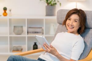 眼前雾濛濛,小心是黄斑部皱折病变!医师:初期不明显、察觉时视力已减退,4个症状是关键