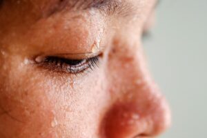 汗很大颗有味道？“流错汗”是生病前兆！日本汗博士教5方法判断：流的是好汗还坏汗