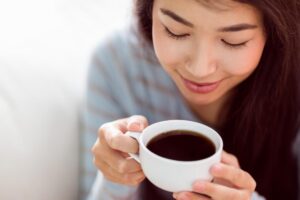 喝咖啡会心悸、晕眩?小心降血压药等10种药物,这样吃药、喝咖啡,避免交互作用