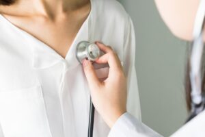 心悸别轻忽!慎防“风湿性心脏病”,医师:留意这3个症状,严重将心脏衰竭