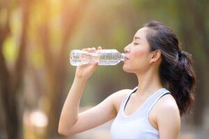 高温炎热!喝水方式错误,当心引发肾衰竭 医师:注意3症状、补水有诀窍