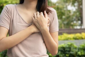 情绪激动心脏受不了！注意“心碎症候群”3症状，医师2招舒缓心情