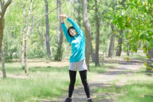 年纪增长身高缩水，恐是骨质流失严重！平时多做3件事保留骨本，做背挺腰直的大人