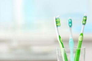 电动牙刷与传统牙刷哪个好?牙医师10秒教你正确挑,远离蛀牙、牙周病